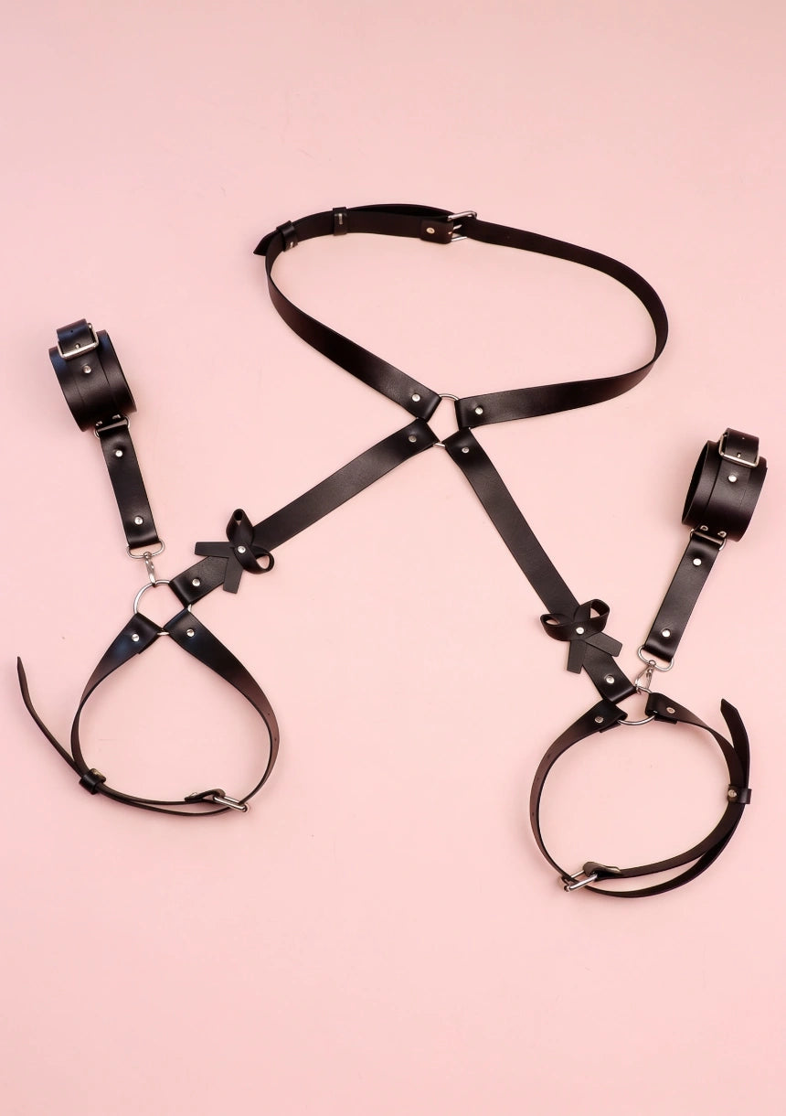 Harness na biodra z kajdankami
