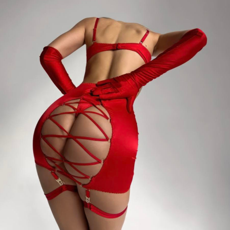 Satynowy komplet bielizny z koronkowymi wstawkami